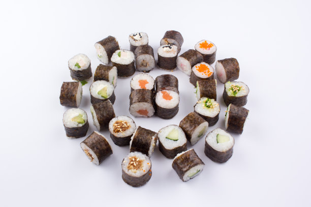 寿司卷一套以原始方式摆放的寿司卷。图片下载