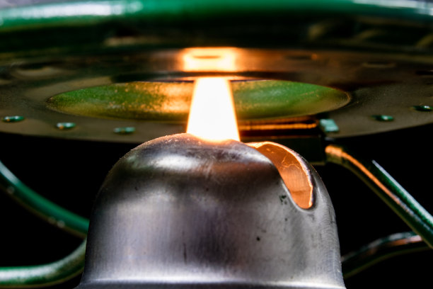 室内照明的老技术。照片里的油灯、灯芯、煤油。黑暗的背景。图片下载