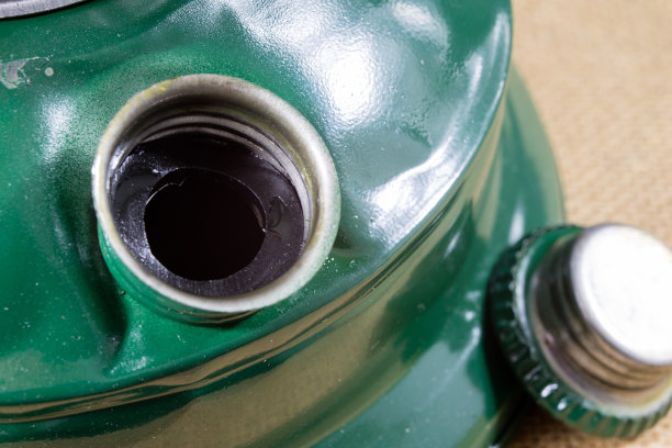 室内照明的老技术。照片里的油灯、灯芯、煤油。黑暗的背景。图片下载