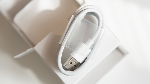 白色充电线特写图片下载
