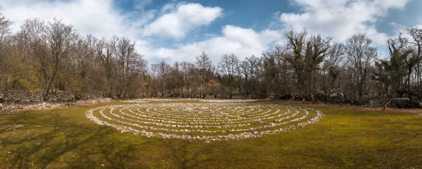 由白色石头建造的迷宫在克罗地亚的贝里附近的绿色草地上图片下载