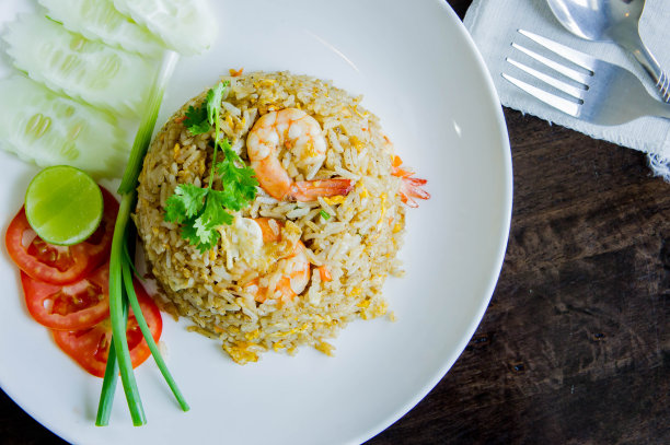 泰国风味的白盘虾仁炒饭素材图片