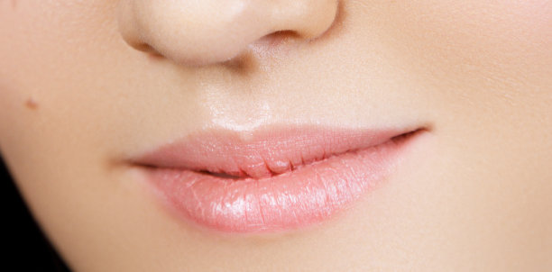完美的自然唇妆。近距离微距照片与美丽的女性嘴。丰满的嘴唇。脸部特写细节。完美清洁的肌肤，淡雅清新的唇妆。美丽温泉浴嫩唇图片下载