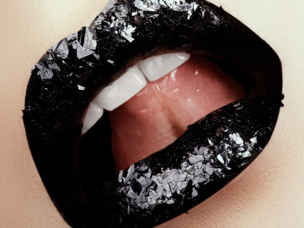 万圣节化妆。摇滚风格的唇妆表现得像个吸血鬼，暗色浪漫。时尚看，黑垫唇图片下载