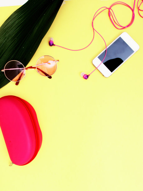 简约时尚照片。顶视图的基本现代年轻女士或女孩度假。女人的夏季假日配件组成在柔和的颜色背景。沙滩时尚，夏日概念图片下载