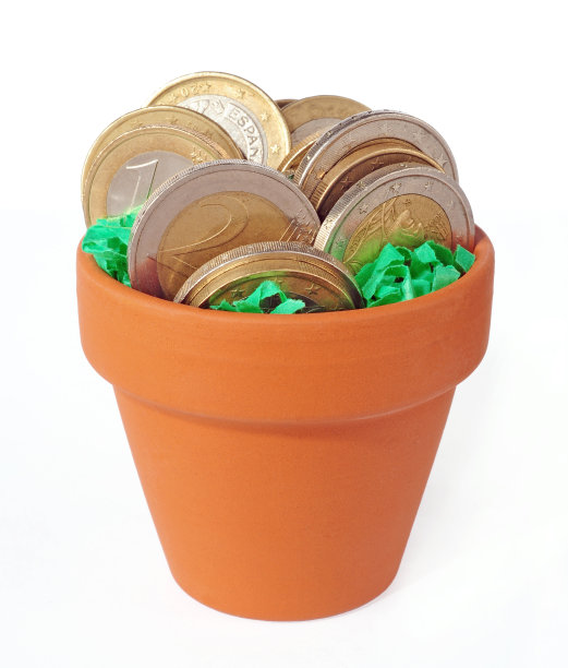 硬币装在陶罐中孤立图片下载