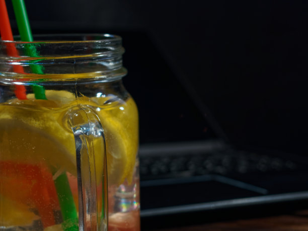 使用笔记本电脑时喝柠檬水图片下载