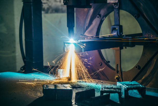 用火花激光切割金属棒图片下载