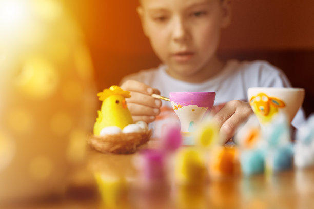 小孩用模糊的背景和复制空间在桌子上画鸡蛋素材图片