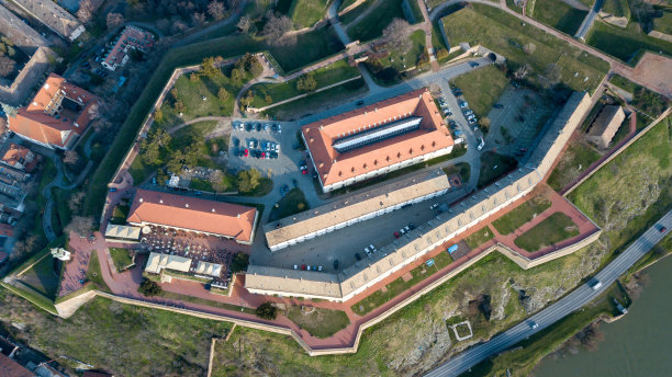 美丽的无人机从空中拍摄的诺维萨德要塞图片下载