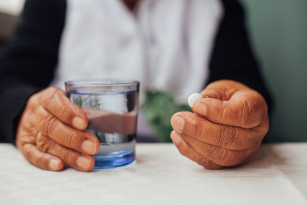 老年女性吃药图片下载