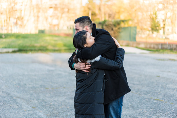 年轻男女在公园里拥抱。图片下载