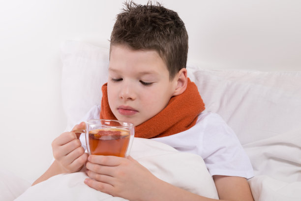 一个喉咙痛的男孩，用热茶治疗图片下载