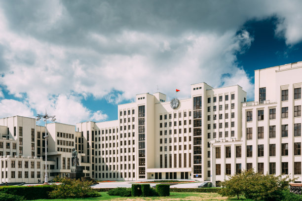 白俄罗斯明斯克。位于独立广场的白俄罗斯白色政府议会大厦或国民议会。阳光明媚的夏天图片下载