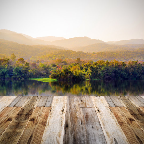 傍晚在一个湖与木地板的背景图片下载