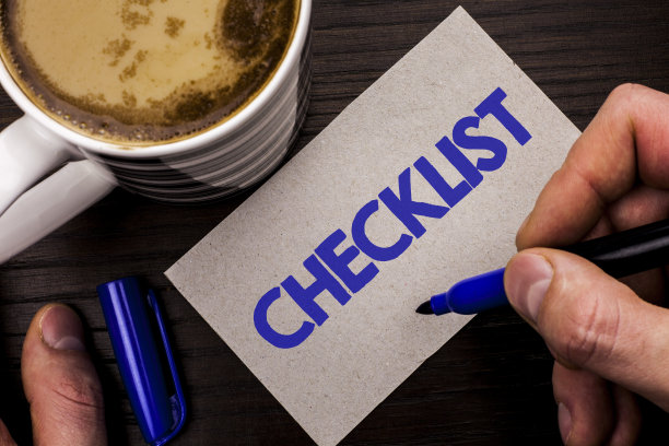 显示清单的手写概念。商业照片文本清单计划选择报告反馈数据问卷写的男人拿着标记在笔记纸木制背景咖啡。图片下载
