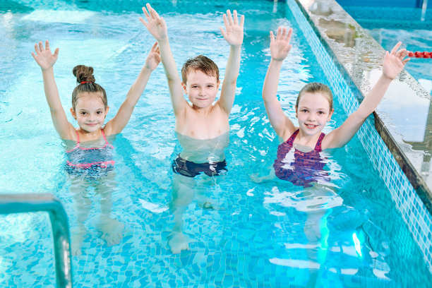 乐观的朋友在游泳池享受休闲图片下载