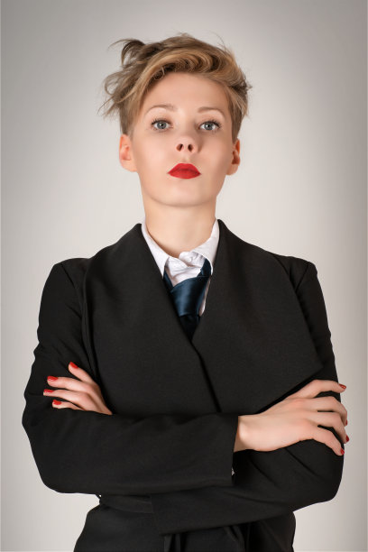 穿着黑色套装的严肃商务女性图片下载