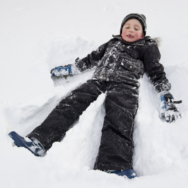 男孩在雪中玩耍图片下载