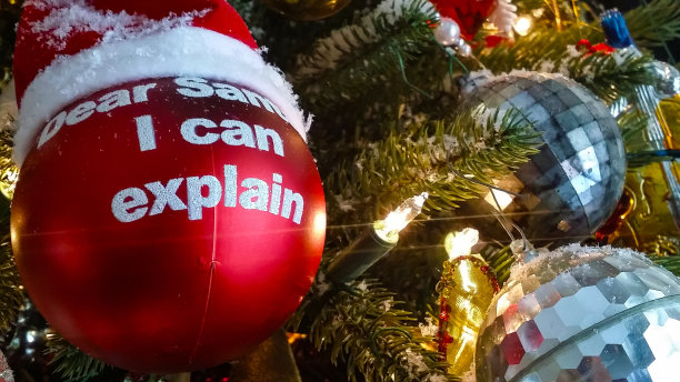 圣诞老人我可以解释圣诞树上的圣诞球和圣诞帽挂着复古的装饰品-特写图片下载