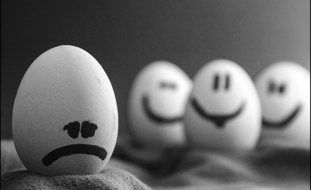 桌子上的人形脸特写镜头图片下载