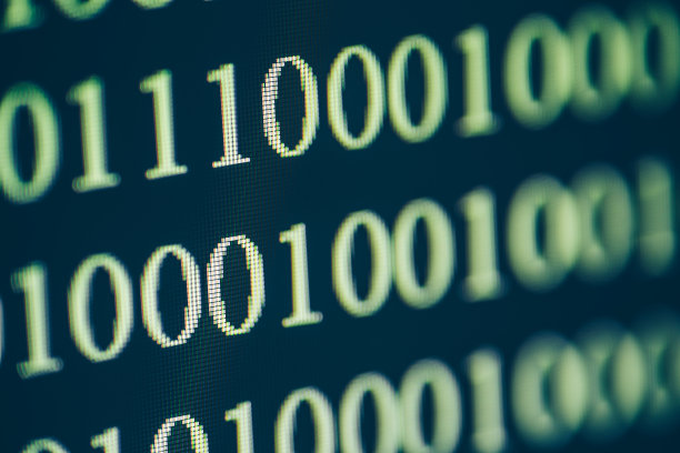 电脑屏幕上的二进制代码，微距拍摄。技术背景图片下载