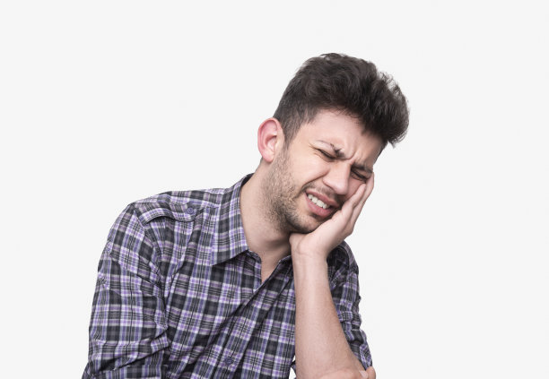 肖像的不愉快的年轻人有牙痛摩擦他的脸颊在白色的背景图片下载