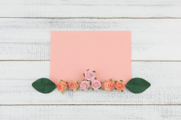 空白的粉红色卡片用粉红色的玫瑰纸花和绿叶装饰图片下载