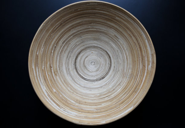 黑色的桌子上原有的木板，线条连贯。有机，天然材料的碗，永恒的线条。环保的照片。图片下载