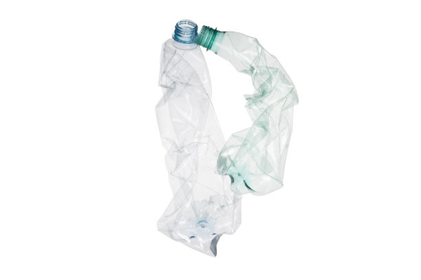 用塑料瓶制成字母P，在孤立的白色背景上形成单词“污染”(或其他单词)图片下载