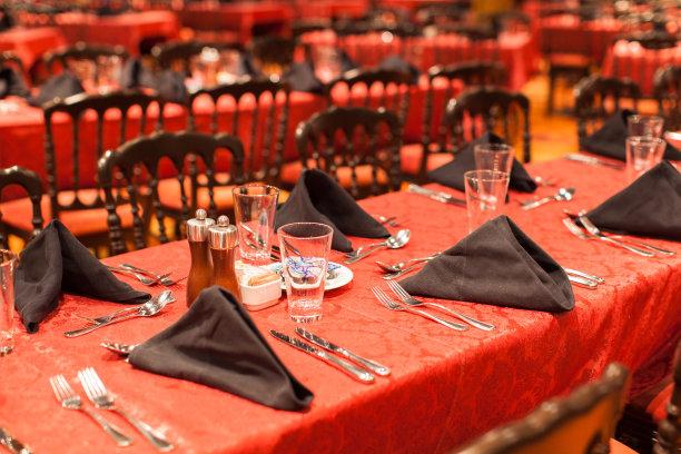 一间用红色织物装饰的空餐厅图片下载