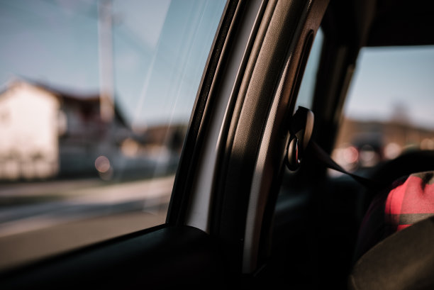 一个男人开车的照片，后视图。一个人在阳光明媚的日子里开车。图片下载