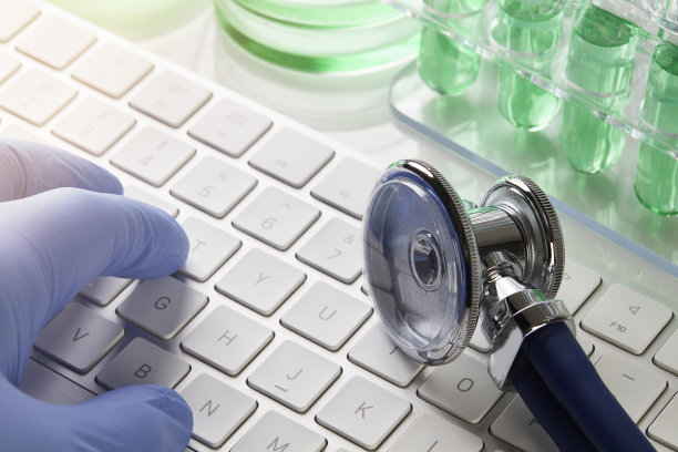 听诊器，键盘和试管素材图片