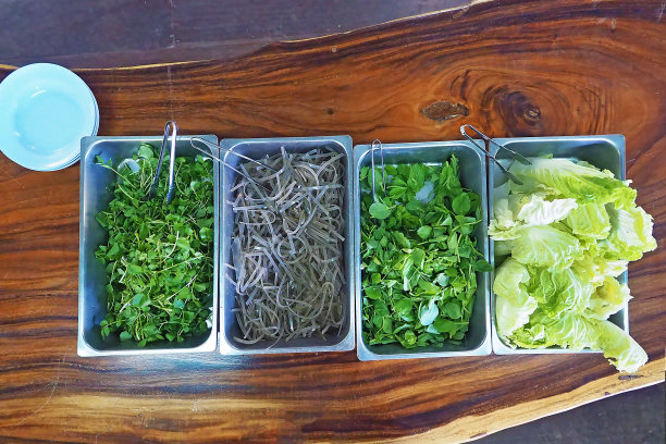 生的新鲜蔬菜在大不锈钢托盘缺乏在当地泰国自助餐厅为顾客服务的木桌上从上面拍摄的照片图片下载