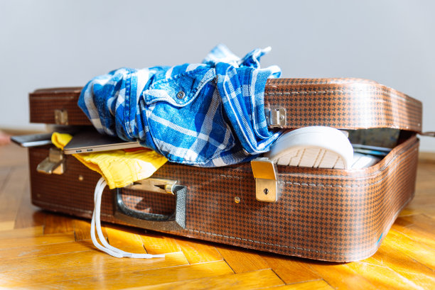 装满衣服的行李箱。旅行的概念。包和衣服图片下载