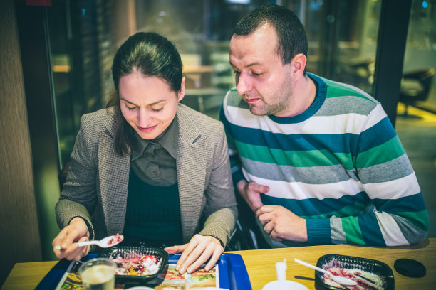 一对夫妇在餐厅吃甜点图片下载