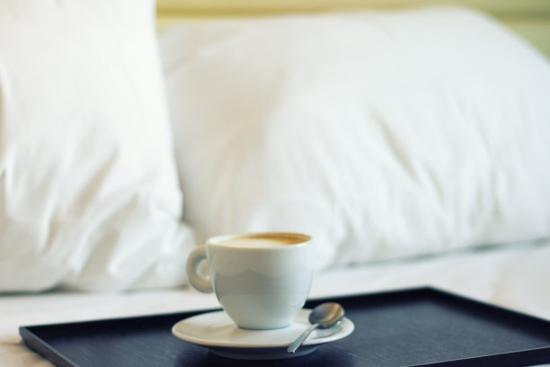 酒店床上的卡布奇诺(特写)图片下载