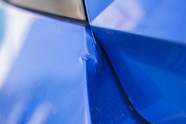 对后备箱汽车的特写撞车。图片下载