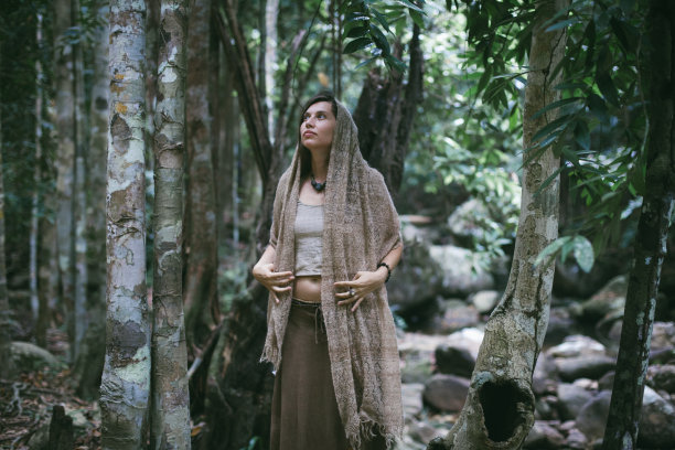 丛林里的梦幻吉普赛女孩图片下载