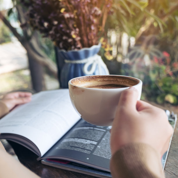 一个女人一边看书一边喝咖啡图片下载