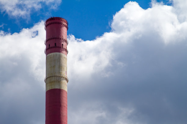 热电联产管道对着天空。图片下载