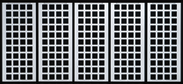 特写的穿孔银色金属图片下载