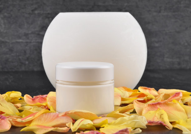 页岩上的天然化妆品和玫瑰花瓣图片下载