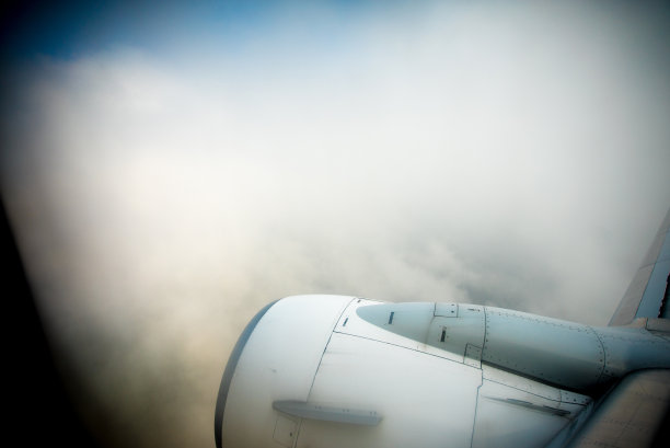 飞行在云层图片下载