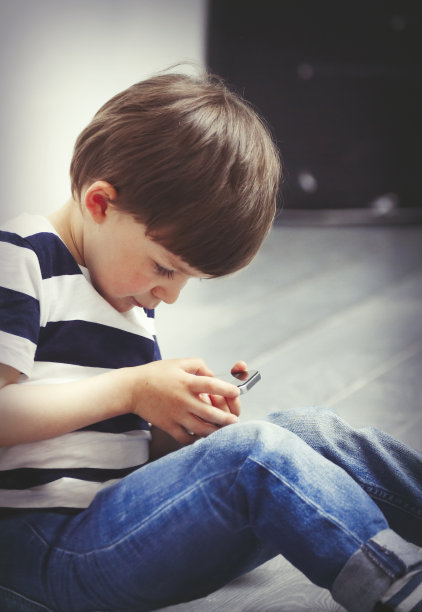 孤独的孩子在玩手机图片下载