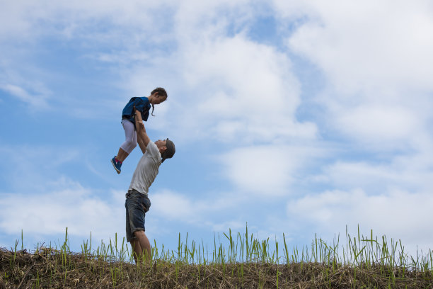爸爸和女儿在草地上玩耍图片下载