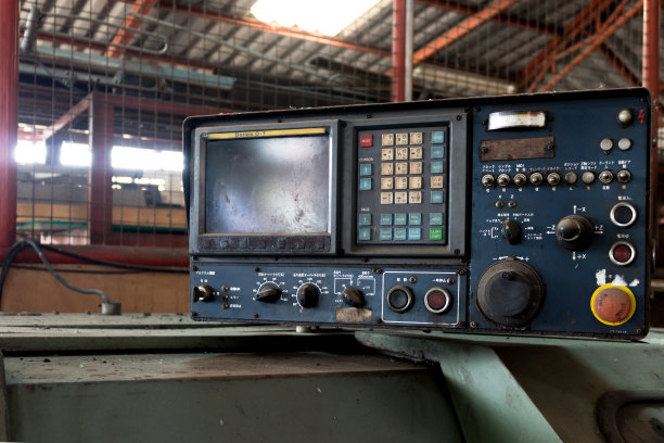 工厂里的旧电子开关控制板图片下载