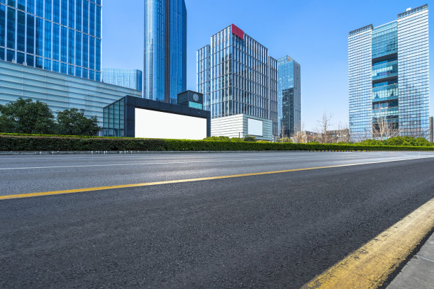 空旷的道路前面的现代建筑图片下载