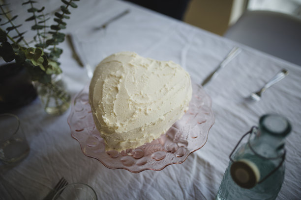 桌上放着生日蛋糕图片下载