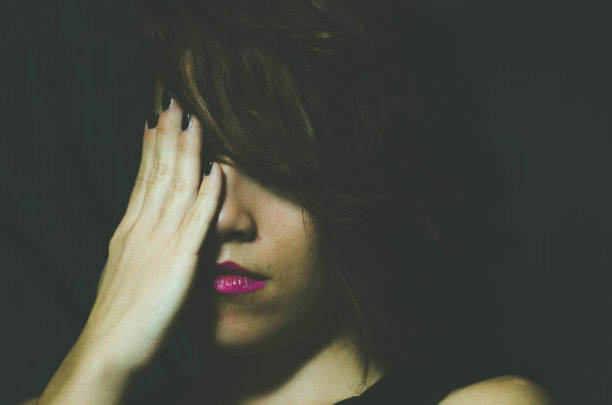 沮丧和失望的人与情绪痛苦年轻的女孩掩盖她的脸与她的手哭泣特写肖像图片下载